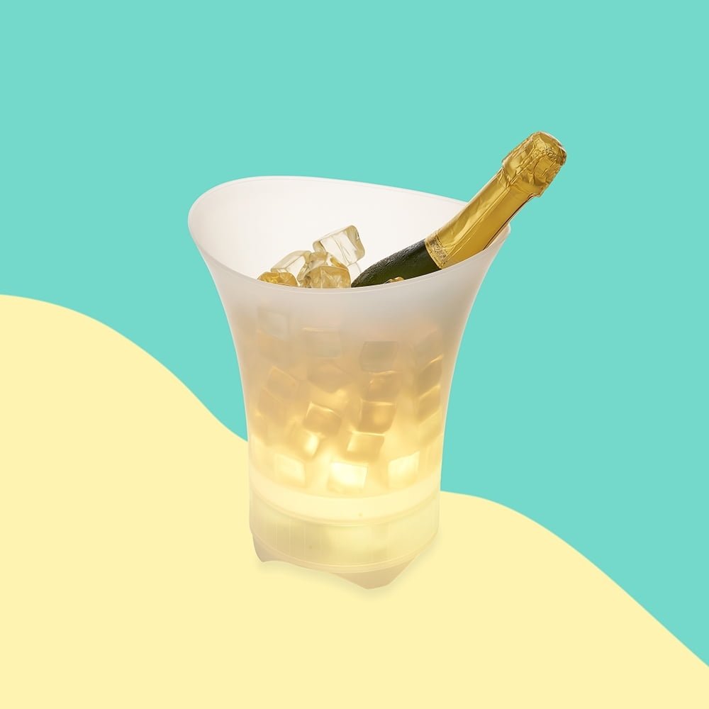 Na Falconi Brindes você encontra Champanheira Personalizada e diversas opções promocionais de brindes personalizados, e também brindes de luxo.